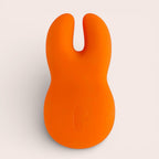 Soft Silicone oranje konijnenvibrator van body-safe siliconen met 2 standen en 8 vibratiefuncties, USB-oplaadbaar en waterproof.