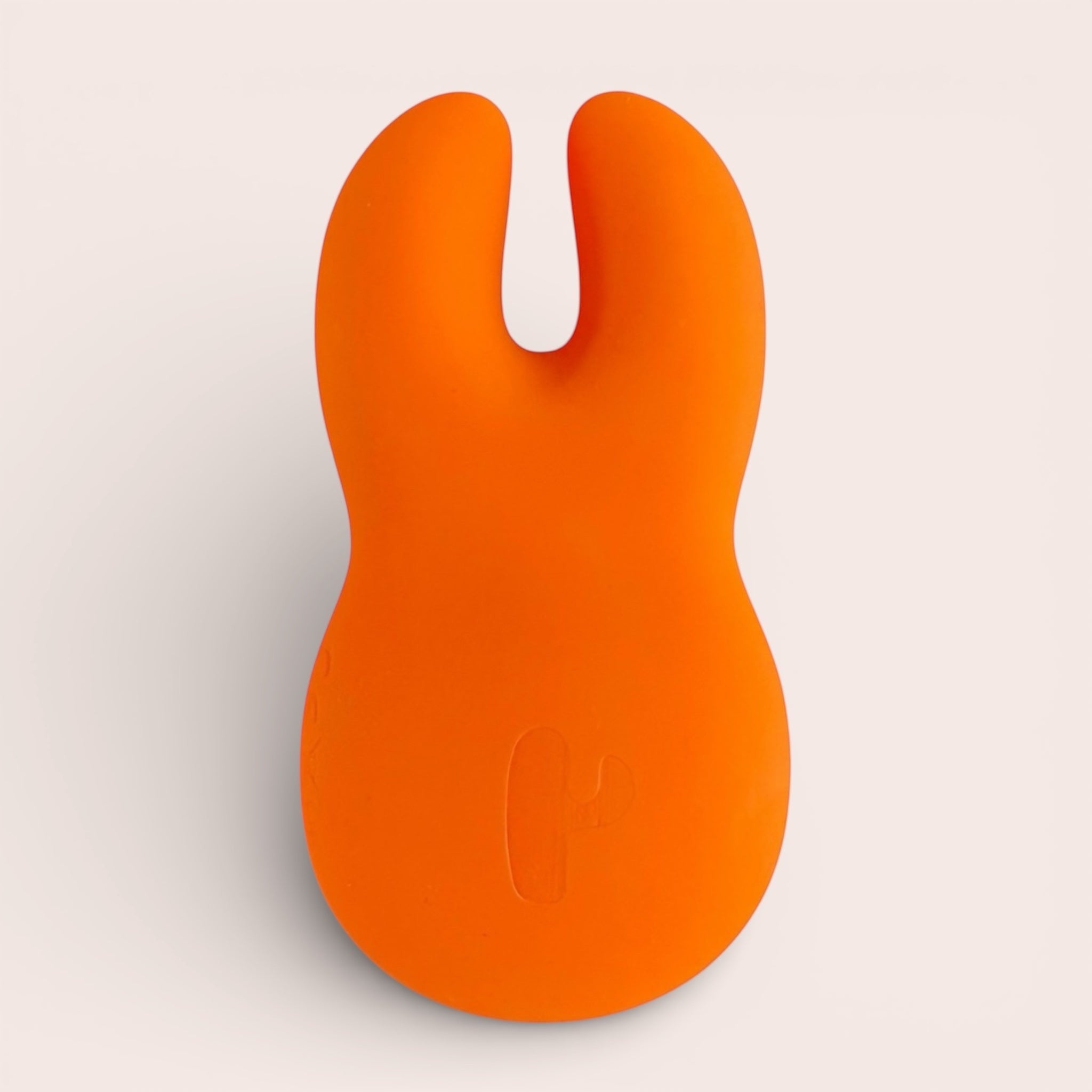 Soft Silicone oranje konijnenvibrator van body-safe siliconen met 2 standen en 8 vibratiefuncties, USB-oplaadbaar en waterproof.