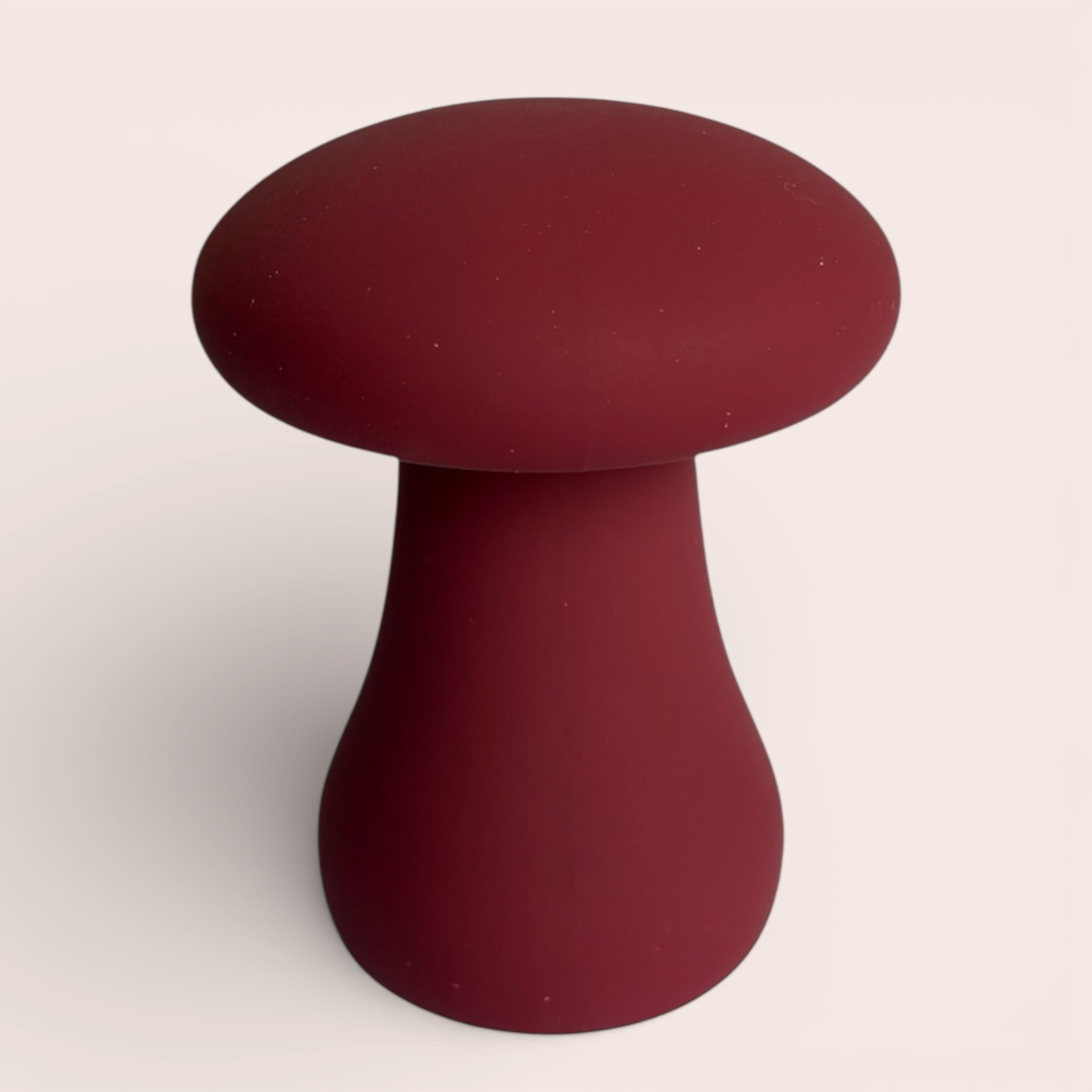 Soft Silicone paddenstoel mini vibrator in bordeauxrood, gemaakt van body-safe siliconen met een fluweelzachte finish.
